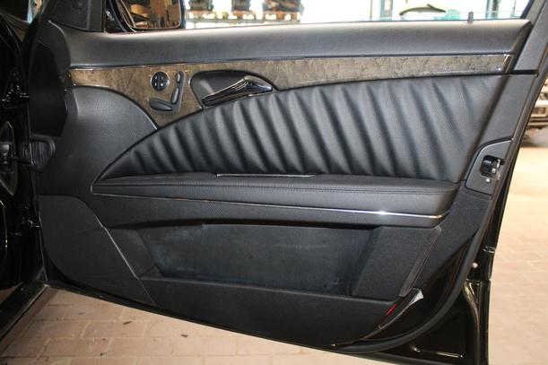 Foto: INNENVERKLEIDUNG / INNENAUSSTATTUNG AVANGARTE / LIMOUSINE eines Mercedes-Benz E 320 CDI 4Matic Automatik