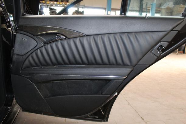 Foto: INNENVERKLEIDUNG / INNENAUSSTATTUNG AVANGARTE / LIMOUSINE eines Mercedes-Benz E 320 CDI 4Matic Automatik