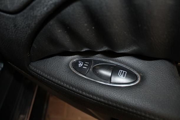 Foto: INNENVERKLEIDUNG / INNENAUSSTATTUNG AVANGARTE / LIMOUSINE eines Mercedes-Benz E 320 CDI 4Matic Automatik