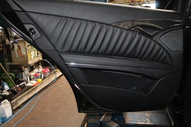 Foto: INNENVERKLEIDUNG / INNENAUSSTATTUNG AVANGARTE / LIMOUSINE eines Mercedes-Benz E 320 CDI 4Matic Automatik