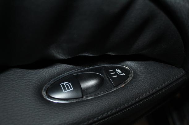 Foto: INNENVERKLEIDUNG / INNENAUSSTATTUNG AVANGARTE / LIMOUSINE eines Mercedes-Benz E 320 CDI 4Matic Automatik