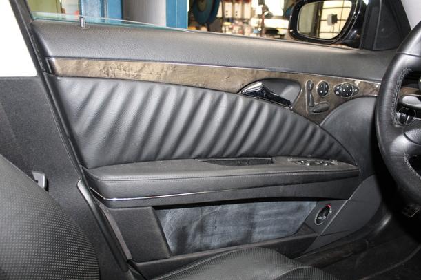 Foto: INNENVERKLEIDUNG / INNENAUSSTATTUNG AVANGARTE / LIMOUSINE eines Mercedes-Benz E 320 CDI 4Matic Automatik