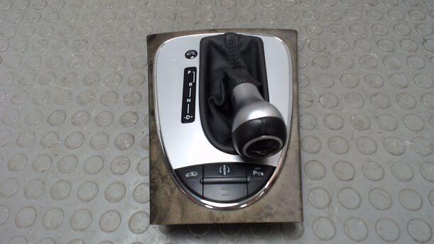 Foto: SCHALTKNAUF / SCHALTER AIRMATIC eines Mercedes-Benz E 320 CDI 4Matic Automatik