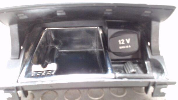Foto: ASCHENBECKER / 12 V STECKER eines Mercedes-Benz E 320 CDI 4Matic Automatik