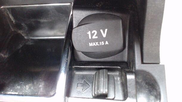 Foto: ASCHENBECKER / 12 V STECKER eines Mercedes-Benz E 320 CDI 4Matic Automatik