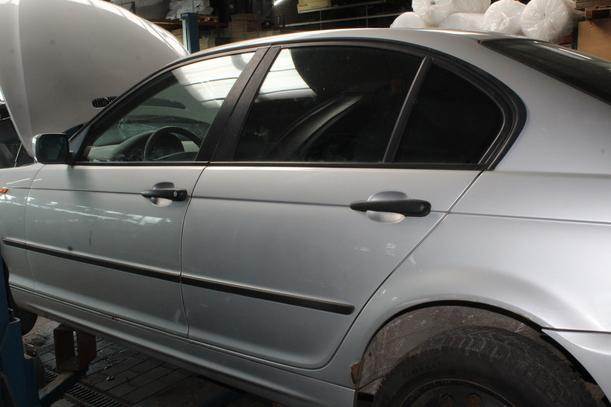 Foto: TÜR HINTEN LINKS  ( LIMOUSINE ) eines BMW 318i