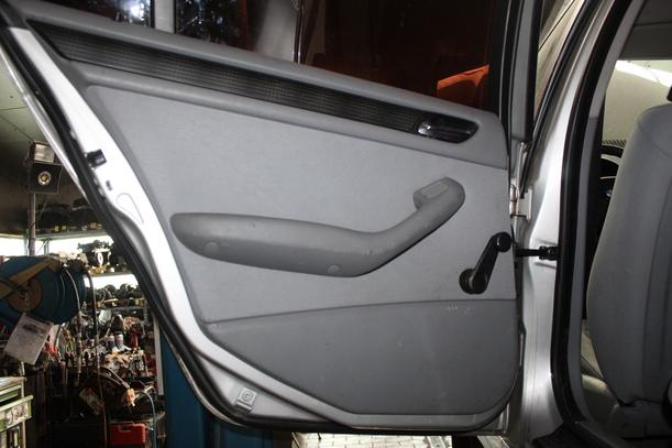 Foto: TÜR HINTEN LINKS  ( LIMOUSINE ) eines BMW 318i