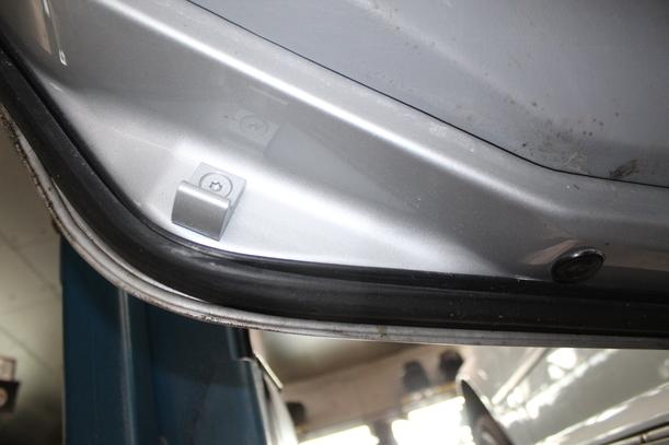 Foto: TÜR HINTEN LINKS  ( LIMOUSINE ) eines BMW 318i