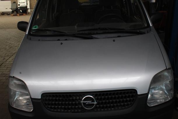 Foto: MOTORHAUBE eines Opel Agila 1.0 12 V