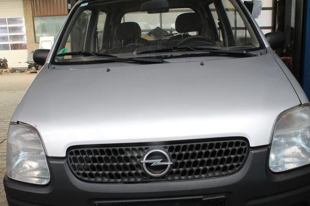 Foto: MOTORHAUBE eines Opel Agila 1.0 12 V