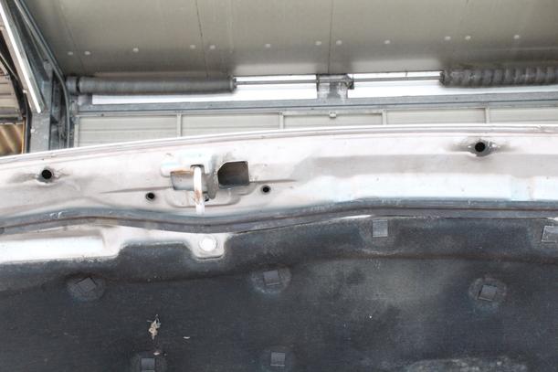 Foto: MOTORHAUBE eines Opel Agila 1.0 12 V