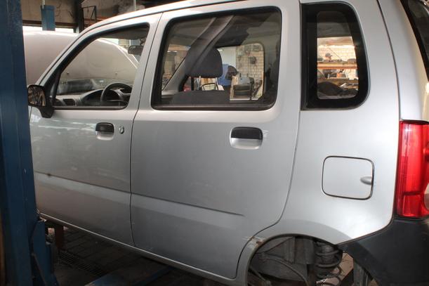 Foto: TÜR HINTEN LINKS eines Opel Agila 1.0 12 V