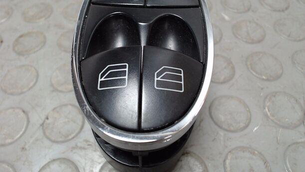 Foto: FENSTERHEBERSCHALTER VORN LINKS eines Mercedes-Benz E 320 CDI 4Matic Automatik