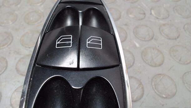 Foto: FENSTERHEBERSCHALTER VORN LINKS eines Mercedes-Benz E 320 CDI 4Matic Automatik