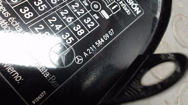 Foto: TANKKLAPPE / TANKDECKEL eines Mercedes-Benz E 320 CDI 4Matic Automatik