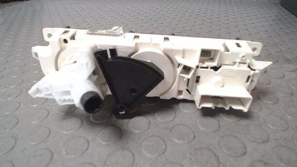 Foto: HEIZUNGSBETÄTIGUNG eines Ford Focus C-MAX 1.6 GL