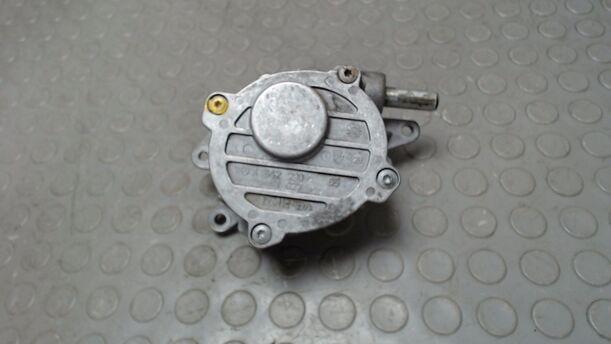 Foto: VAKUUMPUMPE / UNTERDRUCKPUMPE eines Mercedes-Benz E 320 CDI 4Matic Automatik GL