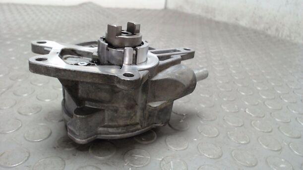 Foto: VAKUUMPUMPE / UNTERDRUCKPUMPE eines Mercedes-Benz E 320 CDI 4Matic Automatik GL