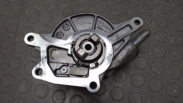 Foto: VAKUUMPUMPE / UNTERDRUCKPUMPE eines Mercedes-Benz E 320 CDI 4Matic Automatik GL