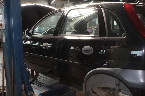 Foto: TÜR HINTEN LINKS eines Opel Corsa 1.0 12V GL