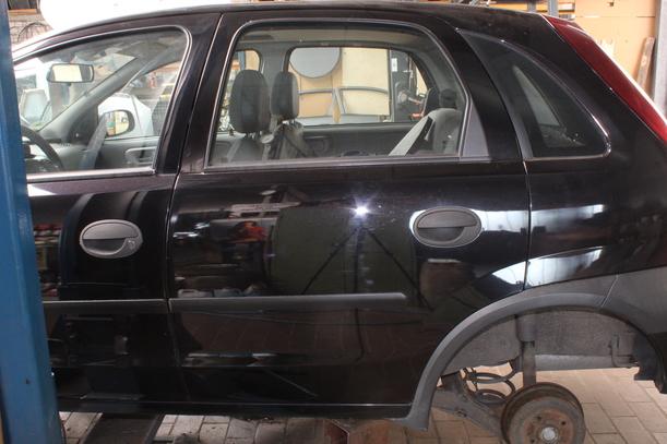 Foto: TÜR HINTEN LINKS eines Opel Corsa 1.0 12V GL