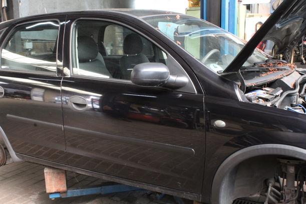 Foto: TÜR VORN RECHTS (4-TÜRER) eines Opel Corsa 1.0 12V GL