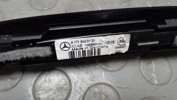 Foto: DISPLAY PARKTRONIC eines Mercedes-Benz E 320 CDI 4Matic Automatik GL