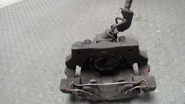 Foto: BREMSSATTEL VORN LINKS eines Mercedes-Benz E 320 CDI 4Matic Automatik GL