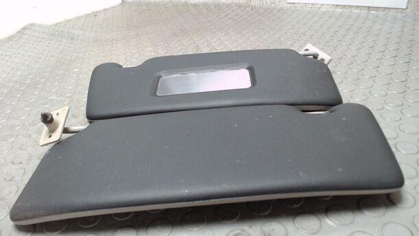 Foto: SONNENBLENDENPAAR eines Ford Sierra GL