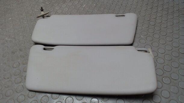 Foto: SONNENBLENDENPAAR eines Ford Sierra GL