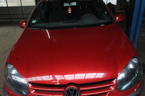 Foto: MOTORHAUBE ( LIMOUSINE ) eines VW Golf 1.6 FSI GL