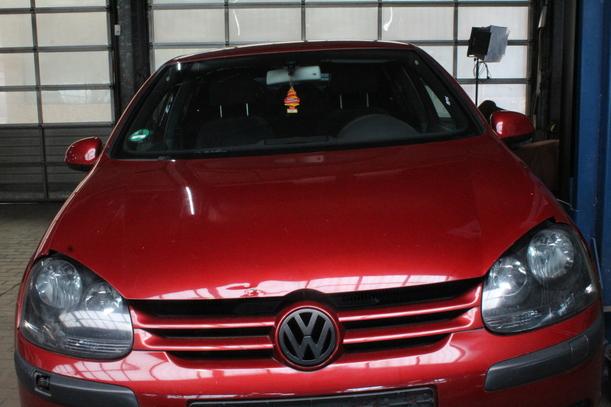 Foto: MOTORHAUBE ( LIMOUSINE ) eines VW Golf 1.6 FSI GL