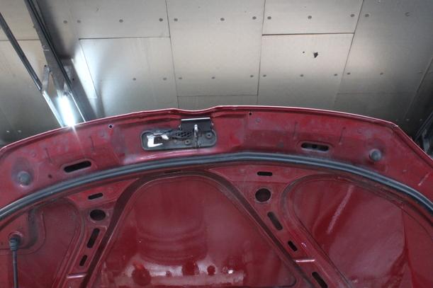 Foto: MOTORHAUBE ( LIMOUSINE ) eines VW Golf 1.6 FSI GL