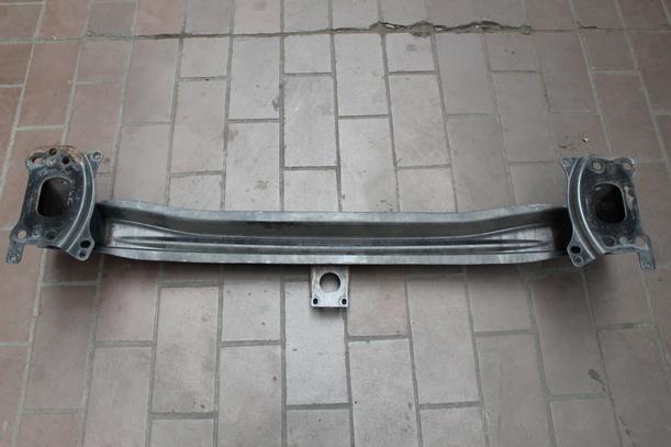 Foto: VERSTÄRKUNG VORN ( LIMOUSINE ) eines VW Golf 1.6 FSI GL