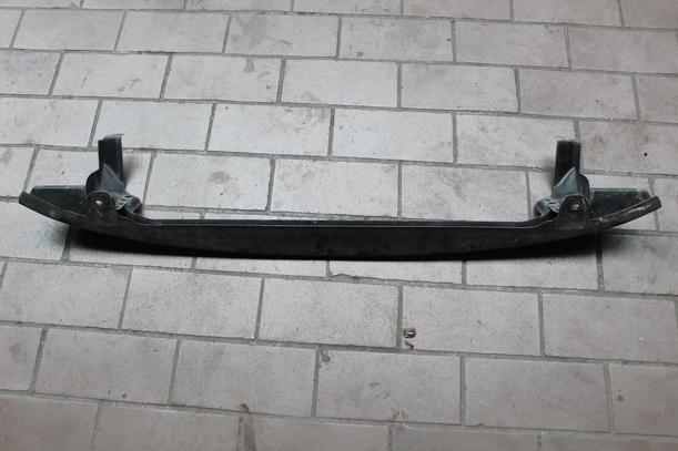 Foto: VERSTÄRKUNG VORN UNTEN ( LIMOUSINE ) eines VW Golf 1.6 FSI GL