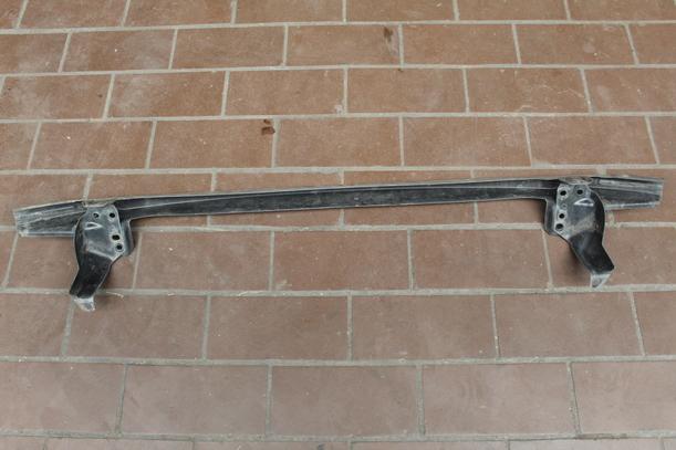 Foto: VERSTÄRKUNG VORN UNTEN ( LIMOUSINE ) eines VW Golf 1.6 FSI GL