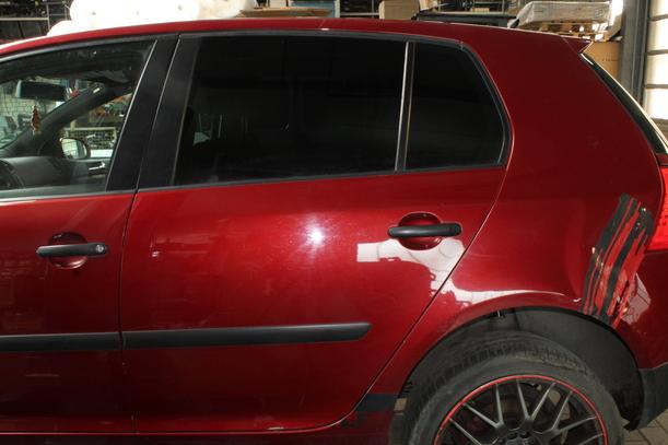 Foto: TÜR HINTEN LINKS ( LIMOUSINE ) eines VW Golf 1.6 FSI GL
