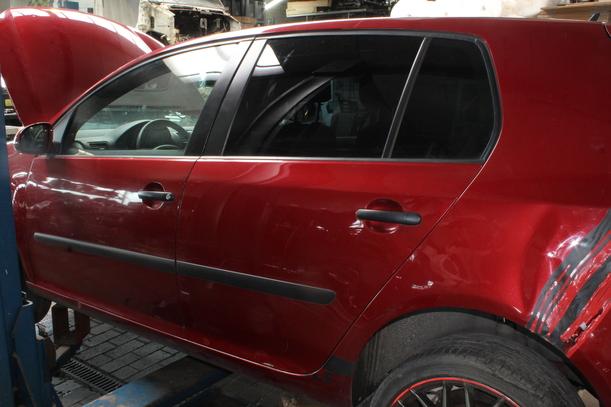 Foto: TÜR HINTEN LINKS ( LIMOUSINE ) eines VW Golf 1.6 FSI GL