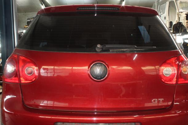 Foto: HECKKLAPPE/ HECKDECKEL ( LIMOUSINE ) eines VW Golf 1.6 FSI GL
