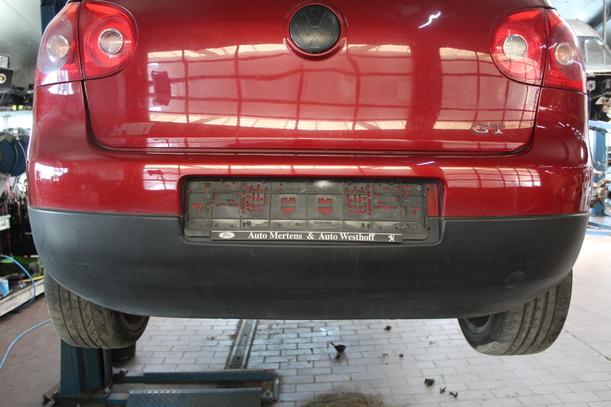 Foto: STOSSFÄNGER/ STOßSTANGE HINTEN ( LIMOUSINE ) eines VW Golf 1.6 FSI GL