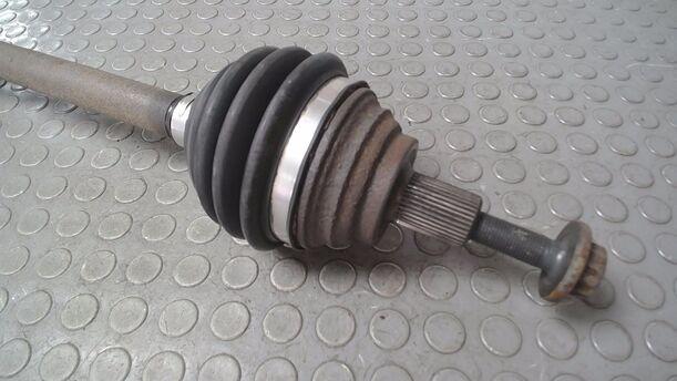 Foto: ANTRIEBSWELLE LINKS ( 6 GANG SCHALTGETRIEBE ) eines VW Golf 1.6 FSI GL