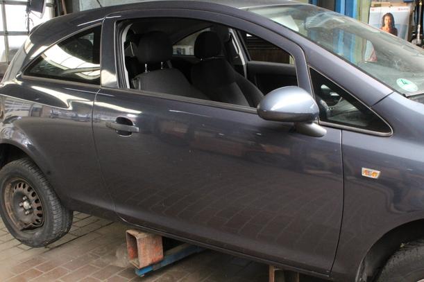 Foto: TÜRVORN RECHTS (2/3-TÜRER) eines Opel Corsa 1.0 12V GL