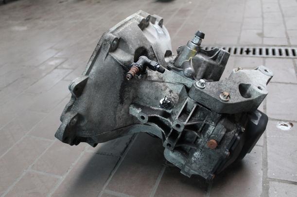 Foto: SCHALTGETRIEBE 5-GANG eines Opel Corsa 1.0 12V GL