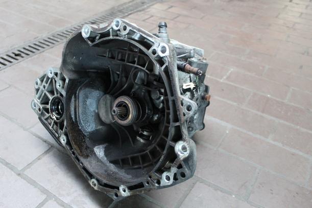 Foto: SCHALTGETRIEBE 5-GANG eines Opel Corsa 1.0 12V GL