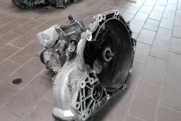 Foto: SCHALTGETRIEBE 5-GANG eines Opel Corsa 1.0 12V GL