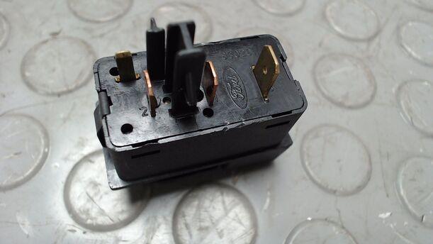 Foto: SCHALTER SCHEIBENHEIZUNG HINTEN eines Ford Sierra GL