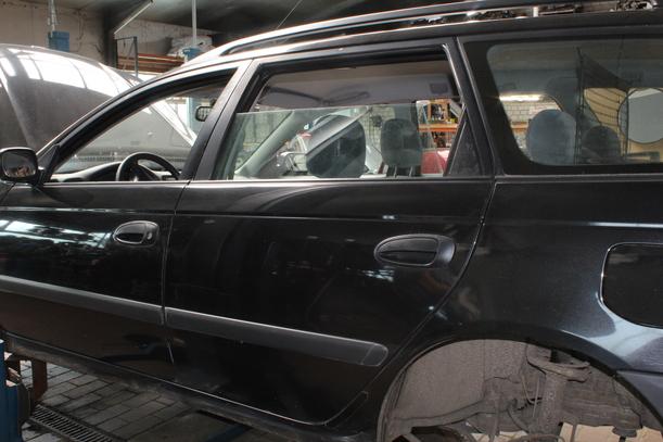 Foto: TÜR HINTEN LINKS ( COMBI ) eines Toyota Avensis 1.6 Combi GL