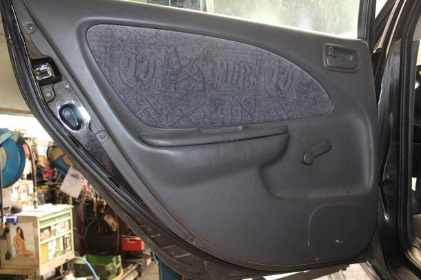 Foto: TÜR HINTEN LINKS ( COMBI ) eines Toyota Avensis 1.6 Combi GL