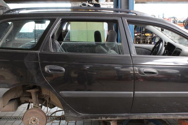 Foto: TÜR HINTEN RECHTS ( COMBI ) eines Toyota Avensis 1.6 Combi GL