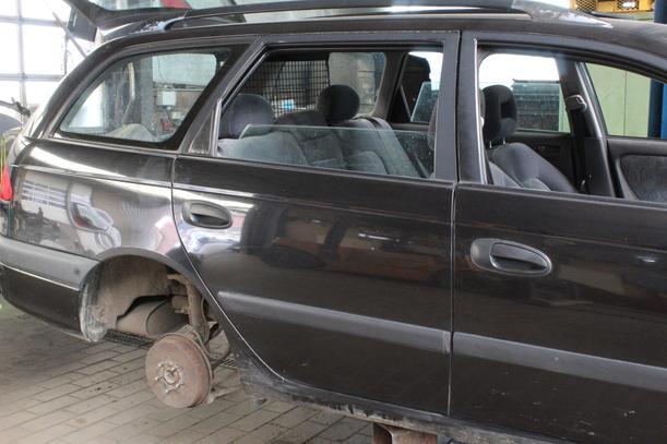 Foto: TÜR HINTEN RECHTS ( COMBI ) eines Toyota Avensis 1.6 Combi GL